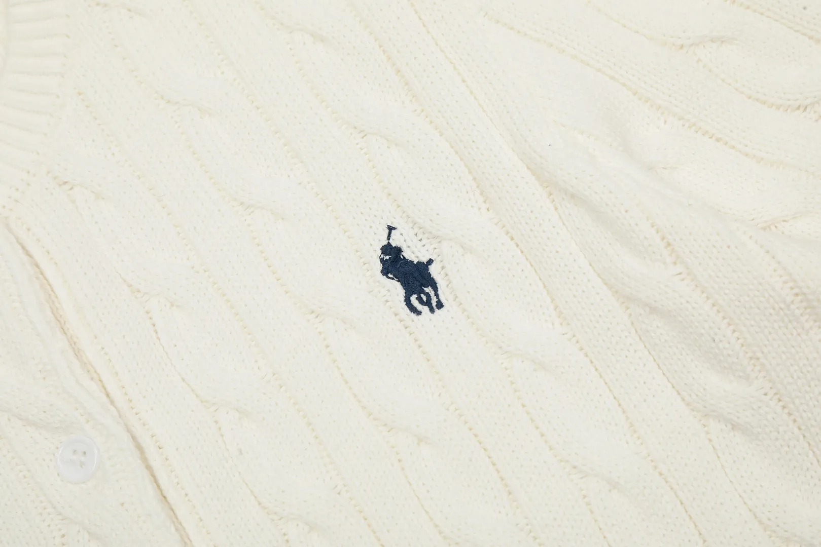 🅿️176 "Top quality" Style number: DS021# (not off the shelves all year round) [Ralph Lauren round neck cardigan solid color pony embroidered logo knitted short sleeves] ✅Ralph Lauren classic basic versatile all-season cardigan knitted short sleeves ✅Main supplier platform live broadcast Wholesale entities Replenish when out of stock Not off the shelves ✅ZP quality 1:1 version Scan the code to enter the GF website Counter quality ✅Details and quality are the only one in Guangzhou. Imported quality cotton yarn, focusing on high-end, cost-effective. Needless to say good quality. ✅The version is restored to the original order. The maximum size can be worn up to 160 pounds. Loose, comfortable and stress-free.